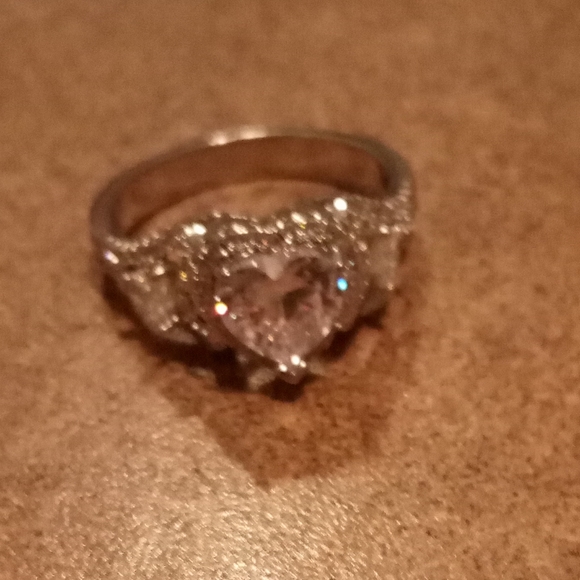 Absolutely gorgeous rhinestone heart ring - Picture 5 of 7
